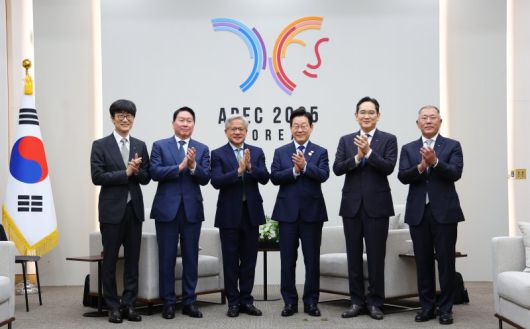 이재명 대통령이 31일 APEC 정상회의장인 경주화백컨벤션센터에서 젠슨 황 엔비디아 최고경영자 접견에 앞서 국내 기업 대표들과 함께 기념촬영을 하고 있다. 왼쪽부터 이해진 네이버 이사회 의장, 최태원 SK그룹 회장, 젠슨 황, 이재명 대통령, 이재용 삼성전자 회장, 정의선 현대차그룹 회장. 연합뉴스