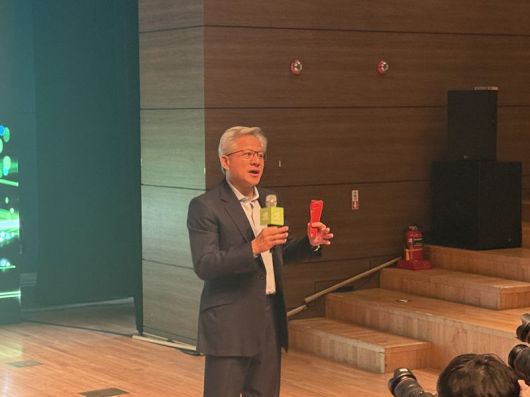 젠슨 황 엔비디아 최고경영자(CEO)는 31일 아시아태평양경제협력체(APEC) 최고경영자(CEO) 서밋이 열린 경주 예술의전당에서 기자들의 질문에 답하고 있다. 사진=임수빈 기자