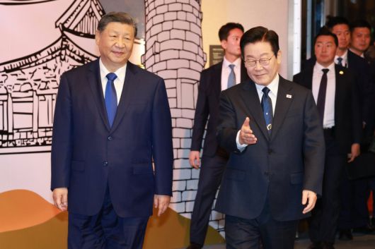 이재명 대통령과 시진핑 중국 국가주석이 1일 경북 소노캄 경주 그랜드볼룸에서 열린 한중 국빈만찬에 입장하고 있다. 뉴시스