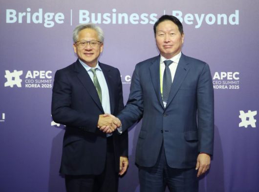 최태원 SK그룹 회장 겸 대한상공회의소 회장(오른쪽)과 젠슨 황 엔비디아 최고경영자(CEO)가 지난달 31일 기념촬영을 하고 있다. 대한상공회의소 제공