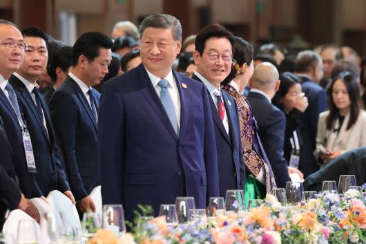 이재명 대통령과 시진핑 중국 국가주석이 지난달 31일 경북 경주시 라한셀렉트호텔에서 열린 2025 아시아태평양경제협력체(APEC) 정상회의 갈라만찬에서 미소를 짓고 있다.연합뉴스