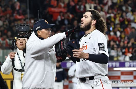 3차전 경기에서 6이닝을 마치고 더그아웃으로 향하는 폰세.연합뉴스