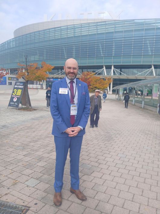 조시 맥로린(Josh McLaurin)미 조지아 주 상원의원이 31일 경기 고양시 킨텍스에서 열린 '지페어 코리아 2025(G Fair 2025: 대한민국 우수상품 전시회)'에 참가한 후 본지 기자를 향해 포즈를 취하고 있다. 송지원 기자.