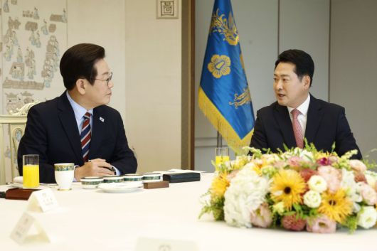 이재명 대통령이 9월 8일 서울 용산 대통령실 청사에서 열린 여야 지도부 오찬 회동에서 장동혁 국민의힘 대표 발언을 듣고 있다. 뉴시스