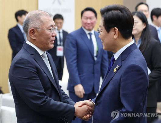 이재명 대통령(오른쪽)이 지난달 31일 아시아태평양경제협력체(APEC) 정상회의장인 경주화백컨벤션센터에서 열린 젠슨 황 엔비디아 최고경영자와의 면담에 참석한 정의선 현대차그룹 회장을 맞이하고 있다. 연합뉴스