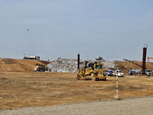 같은 날 수도권매립지 3매립장에서 중장비들이 쓰레기를 흙으로 덮고 있는 모습. 사진=이유범 기자