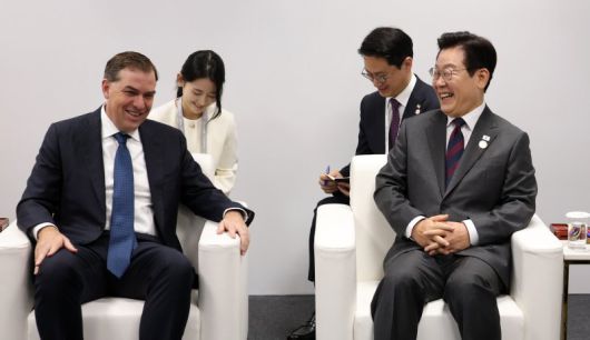 이재명 대통령이 29일 경북 경주예술의전당에서 맷 가먼 아마존웹서비스(AWS) 대표를 접견하고 있다. 뉴시스                                  맷 가먼 AWS CEO가 29일 경북 경주예술의전당에서 열린 아시아태평양경제협력체(APEC) CEO 써밋에서 주제발표를 하고 있다. 뉴시스