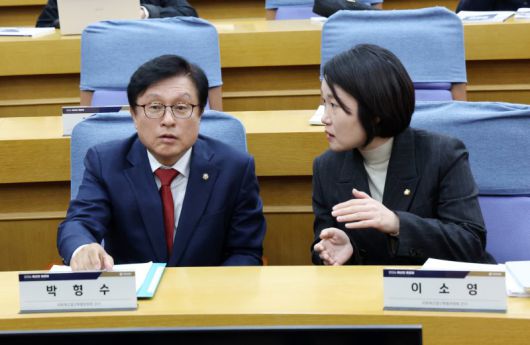 이소영(오른쪽) 국회 예산결산특별위원회 더불어민주당 간사와 박형수 국민의힘 간사가 3일 국회에서 열린 2026년도 예산안 토론회에 참석해 있다. 뉴시스