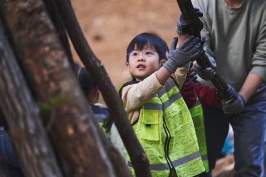현대위아 임직원과 가족들이 지난 1일 경기 이천시 포레스트벤처스 식물연구센터에서 오동나무 묘목을 분갈이하고 있다. 현대위아 제공