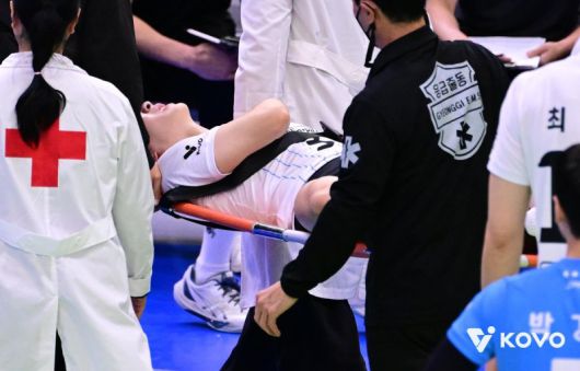 들것에 실려 나가는 현대캐피탈의 세터 황승빈.KOVO