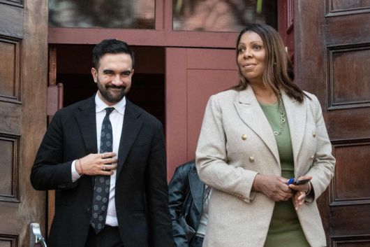 조란 맘다니 민주당 뉴욕시장 후보(왼쪽). AFP연합뉴스                                      뉴욕시장 선거 사전투표4일(현지시간) 시장 선거를 앞두고 사전 투표 마지막 날인 2일 미국 뉴욕 맨해튼 자치구의 맨해튼 커뮤니티 칼리지에서 유권자들이 투표를 위해 줄을 서 있다. 민주당의 뉴욕 시장 후보 조란 맘다니는 무소속 후보 앤드류 쿠오모와 공화당 후보 커티스 슬리와를 상대로 앞서 나가고 있다. 인도계 무슬림인 그는 고물가에 시달리는 뉴욕 서민층의 생활 형편을 개선하는 데 중점을 둔 공약들을 내걸며 선거판에 돌풍을 몰고 왔다. AFP연합뉴스