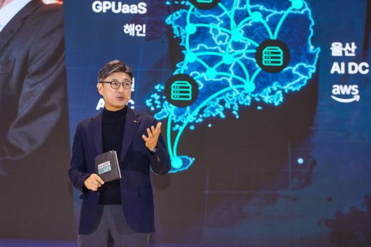 정재헌 SKT CEO가 3일 열린 'SK AI 서밋 2025'에서 발표하고 있다. SKT 제공