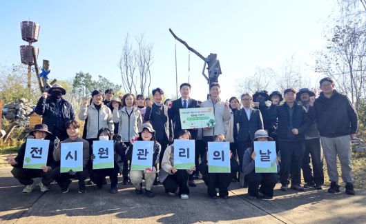 천창호 기보 이사(둘째줄 왼쪽에서 다섯번째)와 신창호 국립세종수목원장(둘째줄 왼쪽에서 여섯번째)을 포함한 행사 참석자들이 기념촬영을 하고 있다. 기술보증기금 제공