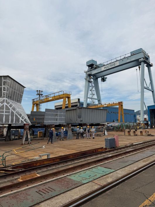 HJ중공업 영도조선소 야드에서 작업자들이 모여있다. 사진=강구귀 기자