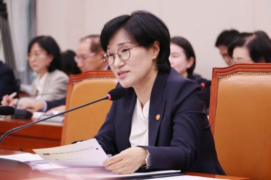 원민경 성평등가족부 장관이 4일 서울 여의도 국회 성평등가족위원회에서 열린 성평등가족부에 대한 국정감사에서 위원 질의에 답하고 있다. 연합뉴스