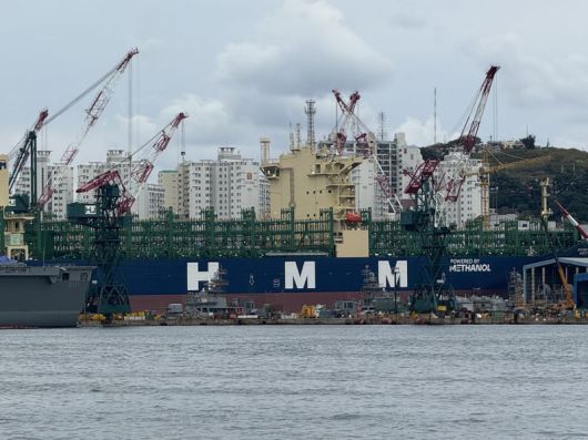 HJ중공업이 영도조선소에서 건조 중인 9000TEU급 HMM 아이비. 사진=강구귀 기자