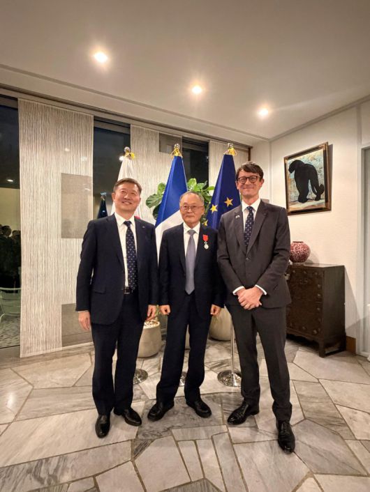 최근 프랑스 정부로부터 레지옹 도뇌르 훈장을 받은 이상률 전 항공우주연구원 원장(가운데)과 이상철 항우연 원장(왼쪽), 필립 베르투 주한프랑스대사가 기념촬영을 하고 있다. 한국항공우주연구원 제공