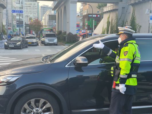 4일 오전 연세대학교 정문 앞 삼거리에서 경찰관이 꼬리물기 차량을 계도하고 있다. 사진=최승한 기자