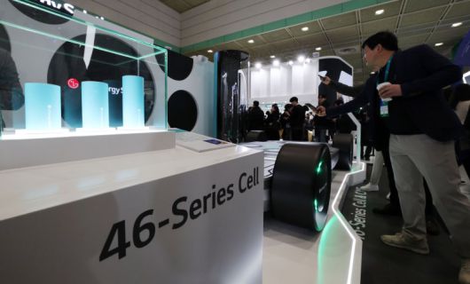 지난 3월 서울 강남구 코엑스에서 개막한 '인터배터리 2025' LG에너지솔루션 부스에 46시리즈 원통형 배터리가 전시돼있다. 사진=뉴스1