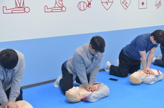 최근 삼성전기가 개최한 협력사 대상 안전환경 워크숍에서 참가자들이 심폐소생술을 연습하고 있다. 삼성전기 제공