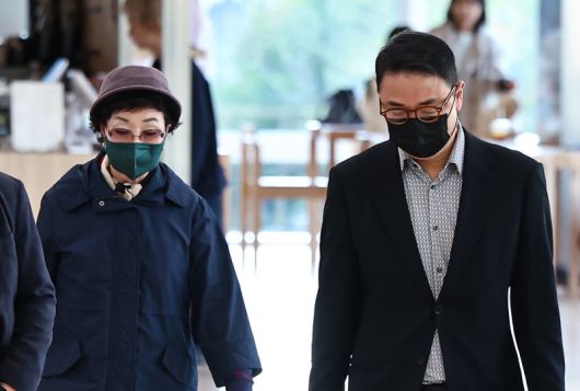 윤석열 전 대통령의 부인 김건희 여사의 모친 최은순씨와 오빠 김진우씨가 4일 오전 서울 종로구 KT광화문빌딩 웨스트에 마련된 김건희특검 사무실에 피의자 신분으로 출석하고 있다. 사진=뉴스1