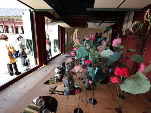 4일 오후 서울 중구 덕수궁에서 열린 예담고 프로젝트전 '땅의 조각, 피어나다'에 작품들이 진열돼 있다. 뉴스1