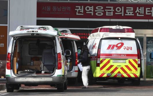 '응급실 뺑뺑이'를 방지하기 위한 응급의료에 관한 법률이 내년 5월 시행된다. 사진은 서울 시내의 한 대학병원 응급실 앞에 구급차들이 대기하고 있는 모습. 뉴시스