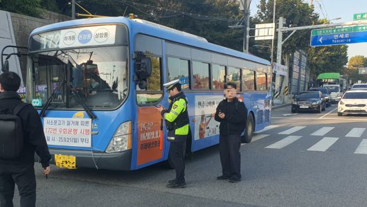 4일 오전 연세대학교 정문 앞 삼거리에서 경찰관이 신호를 위반하고 교차로에 진입한 버스를 멈춰 세웠다. 사진=최승한 기자