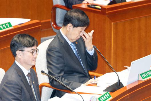 구윤철 경제부총리 겸 기획재정부 장관이 6일 서울 여의도 국회에서 열린 제429회국회(정기회) 예산결산특별위원회 제3차 전체회의에서 눈가를 만지고 있다. 뉴스1