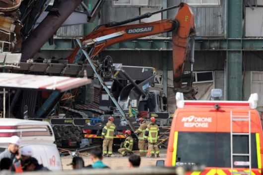 지난 7일 오후 울산 남구 동서발전 울산화력발전소 보일러 타워 붕괴현장에서 소방대원이 매몰자 수색 및 구조작업을 벌이고 있다. 뉴스1