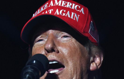 도널드 트럼프 미국 대통령이 지난해 10월 12일(현지시간) 캘리포니아주 코첼라에서 마가 모자를 쓰고 선거 유세를 하고 있다. AFP 연합