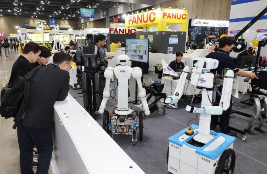 지난 5일 경기도 일산 킨텍스에서 열린 '2025 로보월드'에 전시된 한국기계연구원의 휴머노이드 로봇을 참석자들이 살펴보고 있다. 사진=박범준 기자                                       생산기술연구원의 무릎 보조로봇 AirKNEE 착용 모습. 생산기술연구원 제공                                       지난 7일 '2025 스마트건설·안전·AI 엑스포'에서 소개된 '로보틱스 주거 구현을 위한 RA-BIM 최적화 기술' 전시 부스 모습. 스테이지핸즈 제공