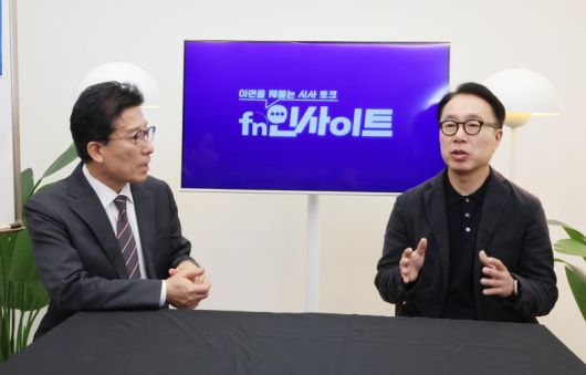 박원곤 이화여대 북한학과 교수(오른쪽)와 노동일 주필이 지난 3일 서울 강남 파이낸셜뉴스 본사에서 'APEC정상회의 성과와 전망'을 주제로 대담하고 있다. 사진=박범준 기자