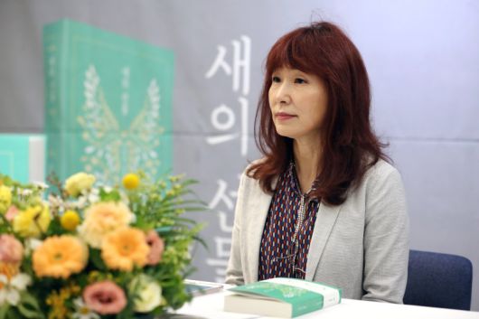 은희경 작가가 30일 서울 마포구 디어라이프에서 장편소설 '새의 선물' 100쇄 기념 개정판 출간 기자 간담회를 하고 있다. 뉴시스