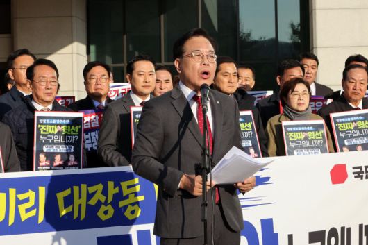 국민의힘 송언석 원내대표가 11일 서울 서초구 대검찰청에서 열린 검찰의 대장동 개발 비리 사건 항소 포기와 관련한 규탄대회에서 발언하고 있다. 사진=박범준 기자