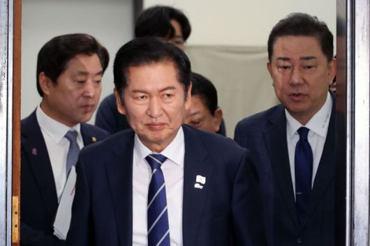 더불어민주당 정청래 대표와 김병기 원내대표가 12일 국회에서 열린 최고위원회의에 참석하고 있다. 사진=서동일 기자