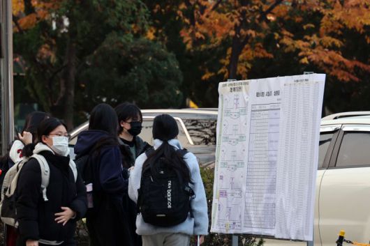 2026학년도 대학수학능력시험일인 13일 오전 인천시 계양구 계산여자고등학교에 마련된 인천시교육청 25지구 제31시험장 입구에서 수험생들이 고사장을 확인하고 있다. 사진=서동일 기자