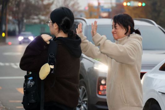 2026학년도 대학수학능력시험일인 13일 오전 인천시 계양구 계산여자고등학교에 마련된 인천시교육청 25지구 제31시험장 입구에서 학부모가 수험생을 응원하고 있다. 사진=서동일 기자
