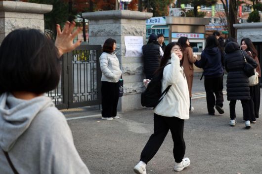 2026학년도 대학수학능력시험일인 13일 오전 인천시 계양구 계산여자고등학교에 마련된 인천시교육청 25지구 제31시험장 입구에서 학부모가 수험생을 응원하고 있다. 사진=서동일 기자