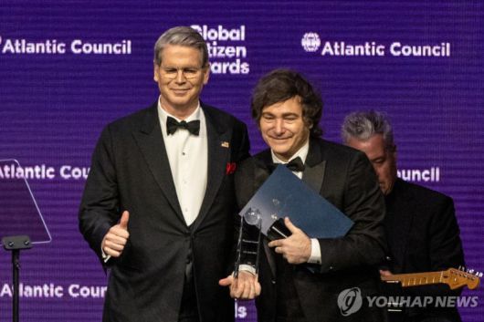 스콧 베선트 미국 재무장관(왼쪽)과 하비에르 밀레이 아르헨티나 대통령.연합뉴스