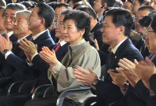 박근혜 전 대통령이 14일 박정희 전 대통령 탄신 108돌을 맞아 경북 구미시 구미복합스포츠센터에서 열린 문화행사에 참석해 박수치고 있다. /사진=뉴스1