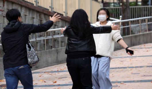2026학년도 대학수학능력시험이 끝난 뒤 수험생이 13일 오후 서울 마포구 홍익대학교사범대학부속여자고등학교에서 가족들과 포옹하고 있다. /사진=뉴시스