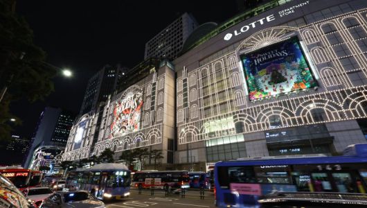 서울 중구 롯데백화점 본점에 연말을 맞아 설치된 '스위트 홀리데이' 조명이 켜져 있다. 뉴시스