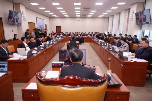 이철규 국회 산자위 위원장이 17일 오후 서울 여의도 국회에서 열린 산업통상자원중소벤처기업위원회 전체회의에서 의사봉을 두드리고 있다. 뉴시스