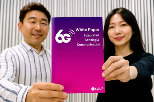 6G 백서 표지를 모델이 선보이고 있는 모습을 AI로 생성한 이미지. LG유플러스 제공