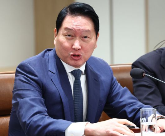 최태원 SK그룹 회장이 16일 용산 대통령실에서 열린 한미 관세협상 후속 민관 합동회의에서 발언하고 있다. 연합뉴스                                   최태원 SK그룹 회장(왼쪽부터), 이재용 삼성전자 회장, 정기선 HD현대 회장이 16일 서울 용산 대통령실 청사에서 열린 한미 관세협상 후속 민관 합동회의에 앞서 대화를 나누고 있다. 뉴시스