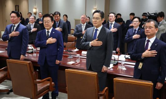 이재명 대통령이 16일 서울 용산 대통령실에서 열린 한미 관세협상 후속 민관 합동회의에 앞서 참석자들과 국기에 대한 경례를 하고 있다. 첫째줄 왼쪽부터 최태원 SK그룹 회장, 이 대통령, 이재용 삼성전자 회장, 여승주 한화그룹 부회장. 둘째줄 왼쪽부터 김용범 정책실장, 서정진 셀트리온 회장, 정의선 현대자동차그룹 회장, 구광모 LG그룹 회장, 김정관 산업통상부 장관 연합뉴스