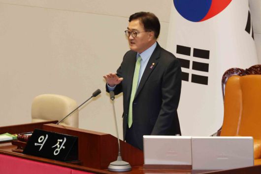 윤석열 대통령이 긴급 대국민 담화를 통해 비상계엄을 선포한 가운데 지난해 12월 4일 국회에서 열린 본회의에서 우원식 국회의장이 발언하고 있다. 뉴시스