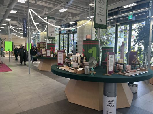 서울 성수동 '올리브영N 성수' 매장에 개점 후 1년간 많이 판매된 상품이 진열돼 있다. 사진=강명연 기자