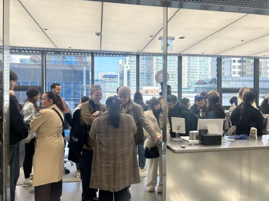 서울 성수동 '올리브영N 성수' 매장에 피부진단 서비스 예약을 하려는 외국인들이 순서를 기다리고 있다. 사진=강명연 기자